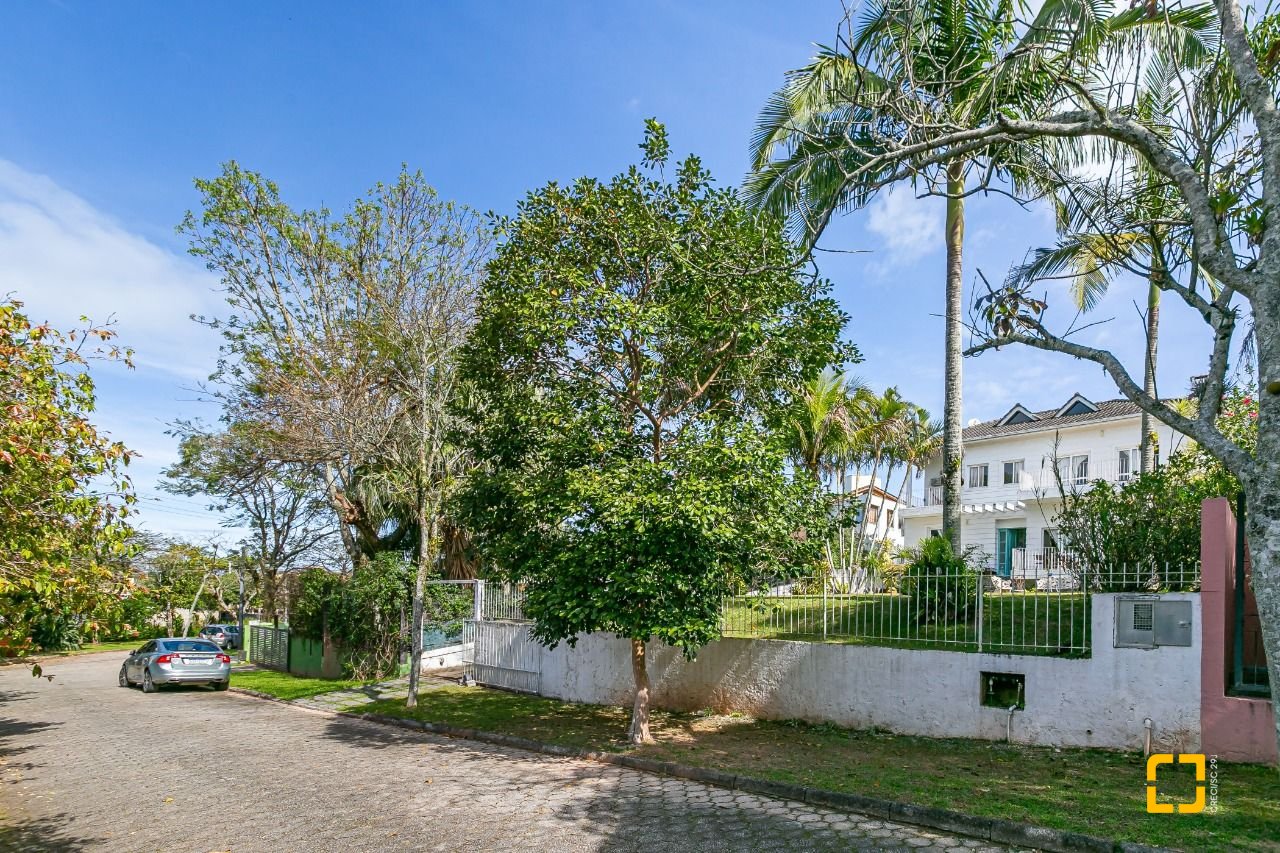 Casa de Condomínio com 300m², 5 quartos (sendo 2 suítes), 4 garagens, no bairro Lagoa da Conceição em Florianópolis