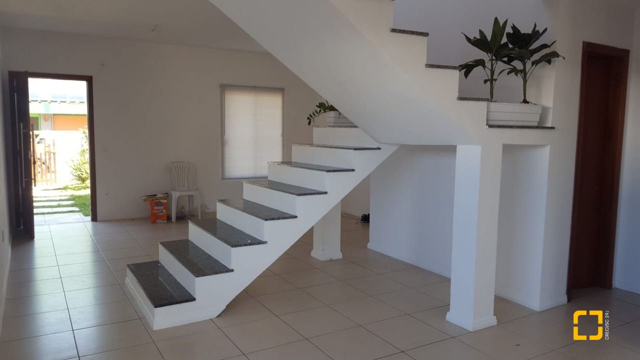 Casa com 102m², 4 quartos (sendo 2 suítes), 2 garagens, no bairro Campeche em Florianópolis