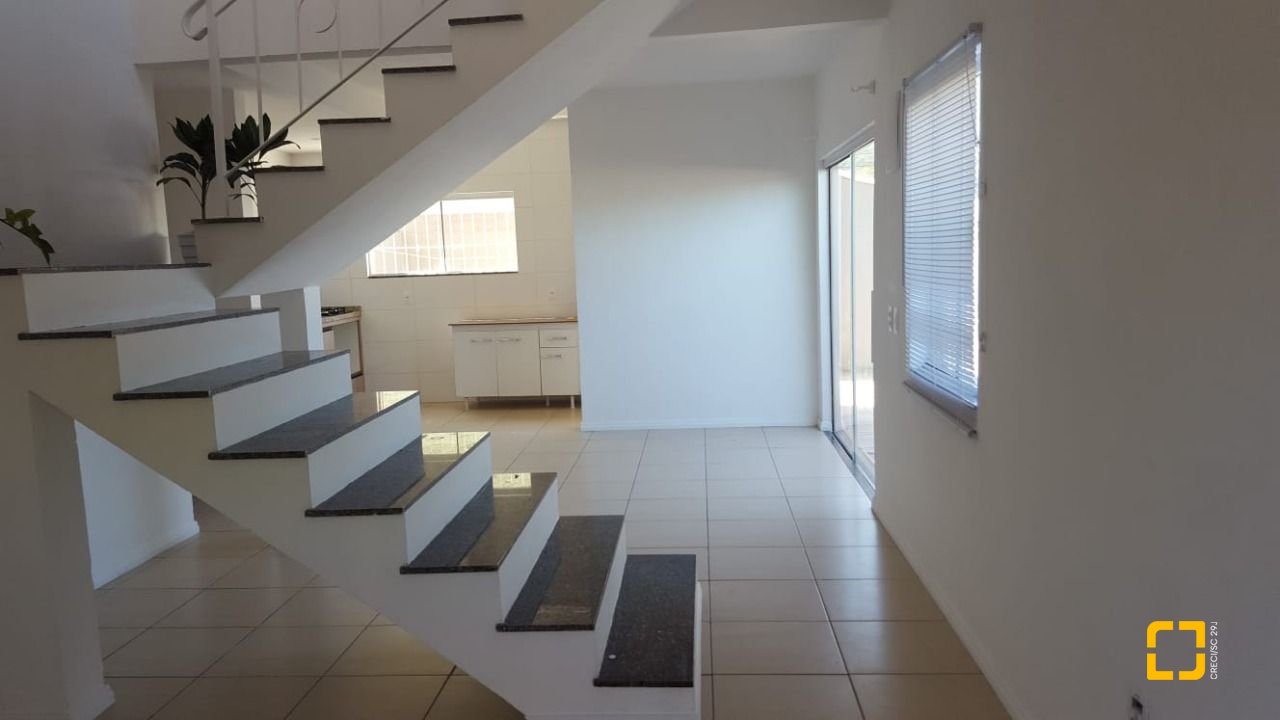 Casa com 102m², 4 quartos (sendo 2 suítes), 2 garagens, no bairro Campeche em Florianópolis