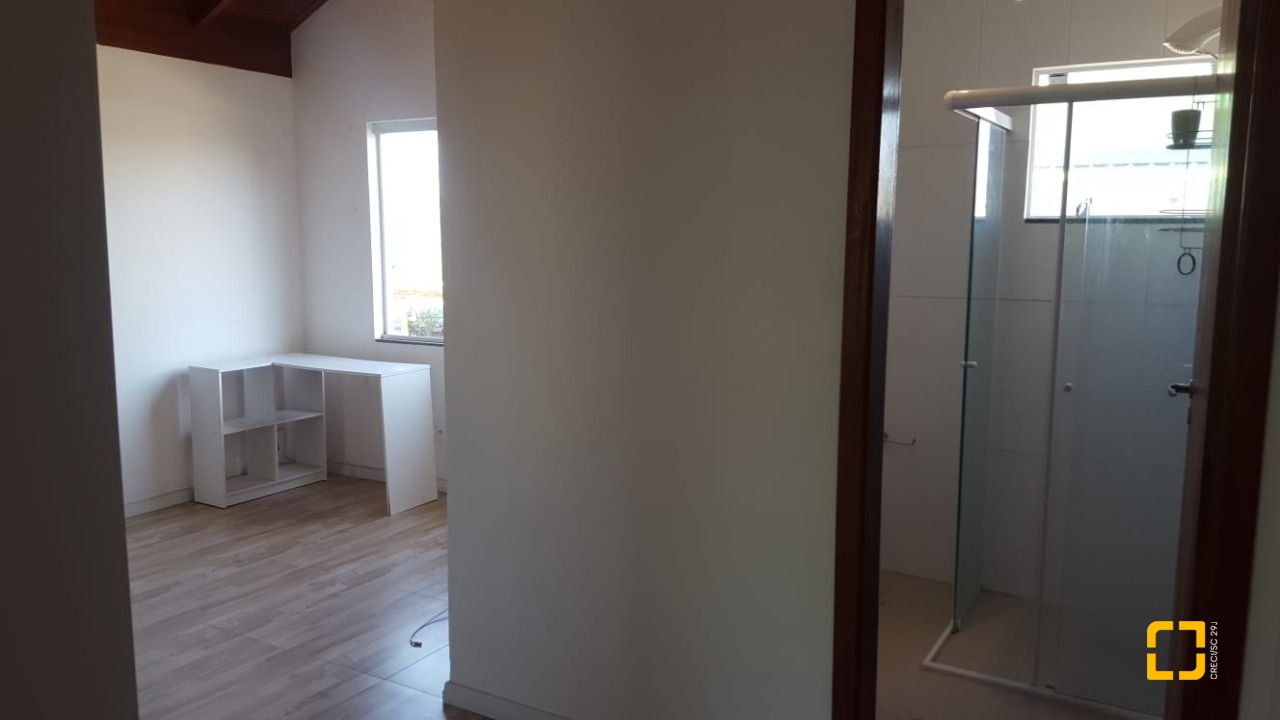 Casa com 102m², 4 quartos (sendo 2 suítes), 2 garagens, no bairro Campeche em Florianópolis