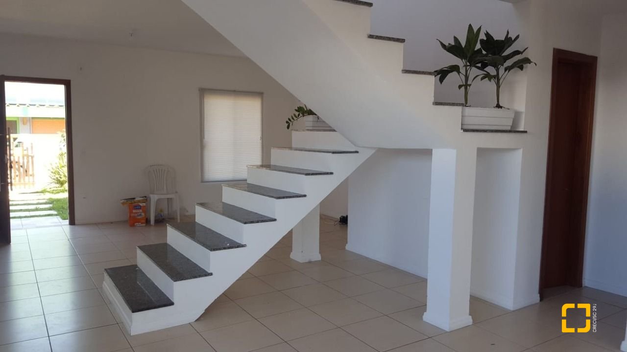 Casa com 102m², 4 quartos (sendo 2 suítes), 2 garagens, no bairro Campeche em Florianópolis