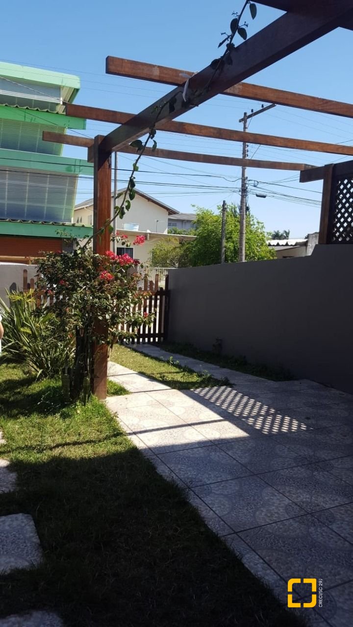 Casa com 102m², 4 quartos (sendo 2 suítes), 2 garagens, no bairro Campeche em Florianópolis