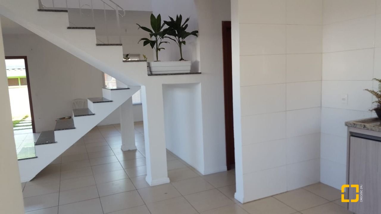 Casa com 102m², 4 quartos (sendo 2 suítes), 2 garagens, no bairro Campeche em Florianópolis