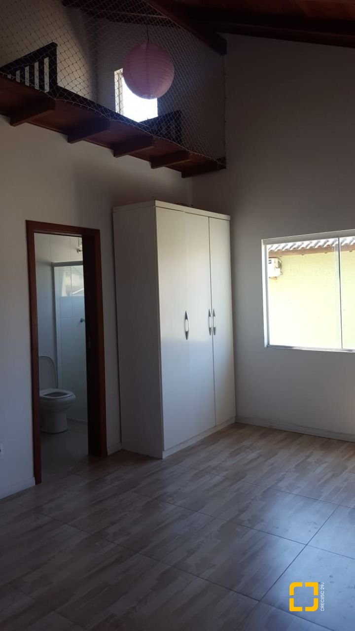 Casa com 102m², 4 quartos (sendo 2 suítes), 2 garagens, no bairro Campeche em Florianópolis