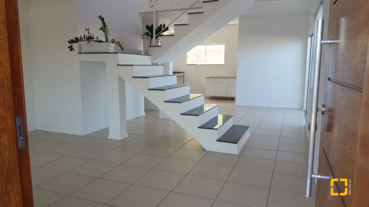 Casa com 102m², 4 quartos (sendo 2 suítes), 2 garagens, no bairro Campeche em Florianópolis