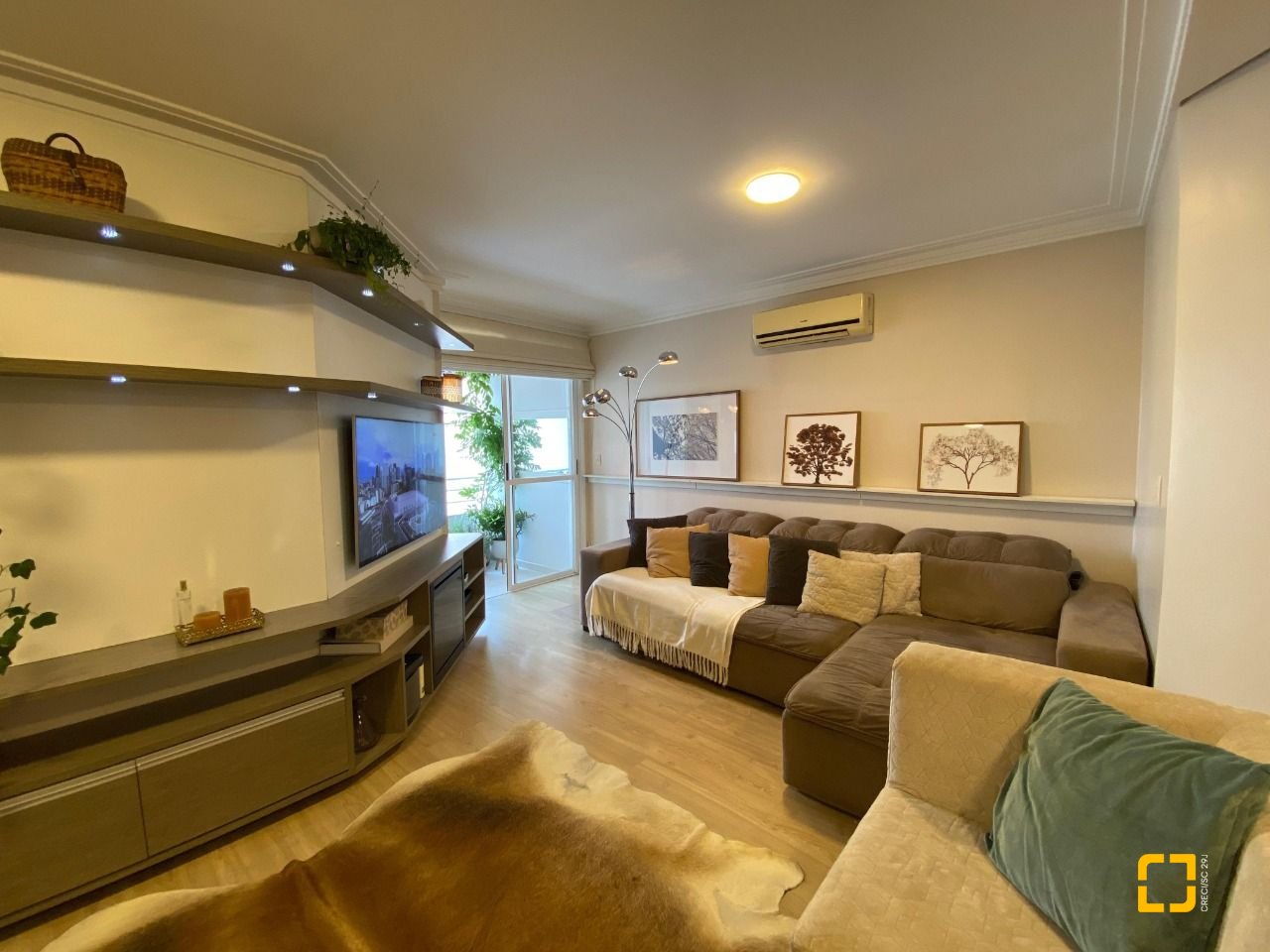 Apartamento com 108m², 5 quartos (sendo 1 suíte), 2 garagens, no bairro Beiramar em Florianópolis