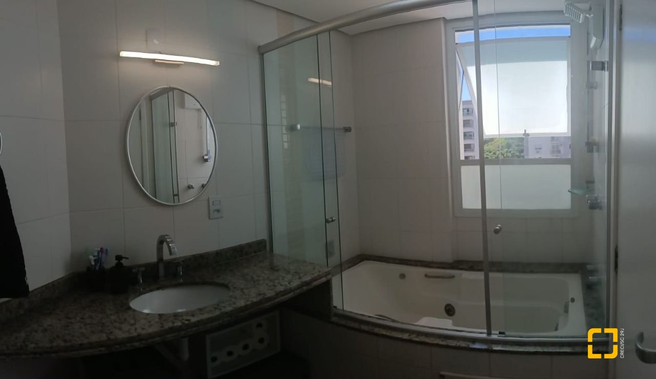 Apartamento com 108m², 5 quartos (sendo 1 suíte), 2 garagens, no bairro Beiramar em Florianópolis