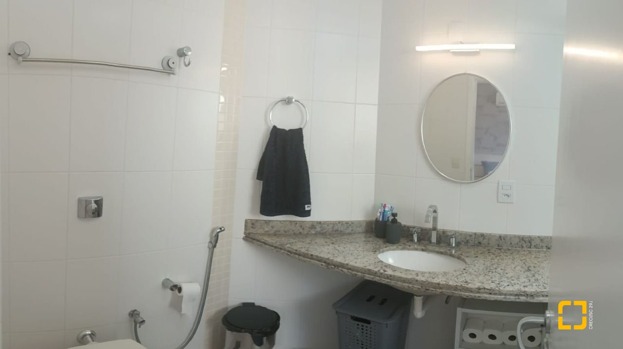 Apartamento com 108m², 5 quartos (sendo 1 suíte), 2 garagens, no bairro Beiramar em Florianópolis