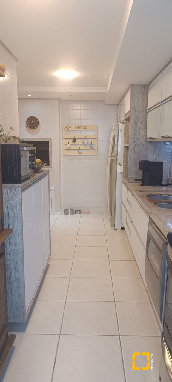 Apartamento com 108m², 5 quartos (sendo 1 suíte), 2 garagens, no bairro Beiramar em Florianópolis