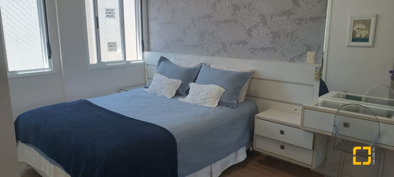 Apartamento com 108m², 5 quartos (sendo 1 suíte), 2 garagens, no bairro Beiramar em Florianópolis
