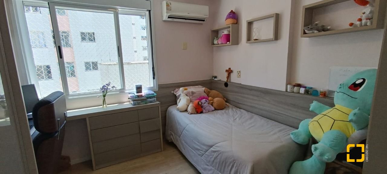Apartamento com 108m², 5 quartos (sendo 1 suíte), 2 garagens, no bairro Beiramar em Florianópolis