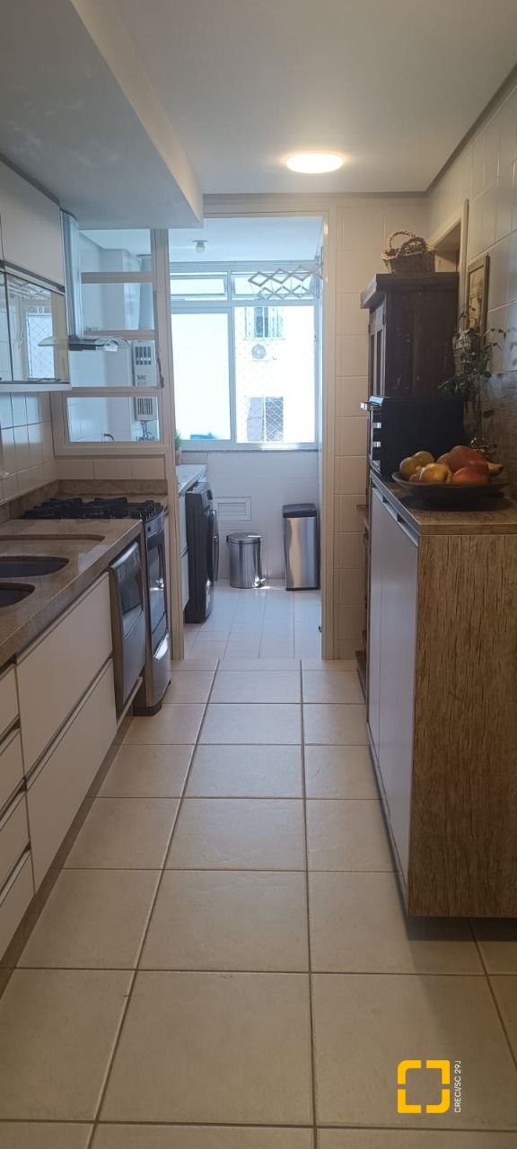 Apartamento com 108m², 5 quartos (sendo 1 suíte), 2 garagens, no bairro Beiramar em Florianópolis