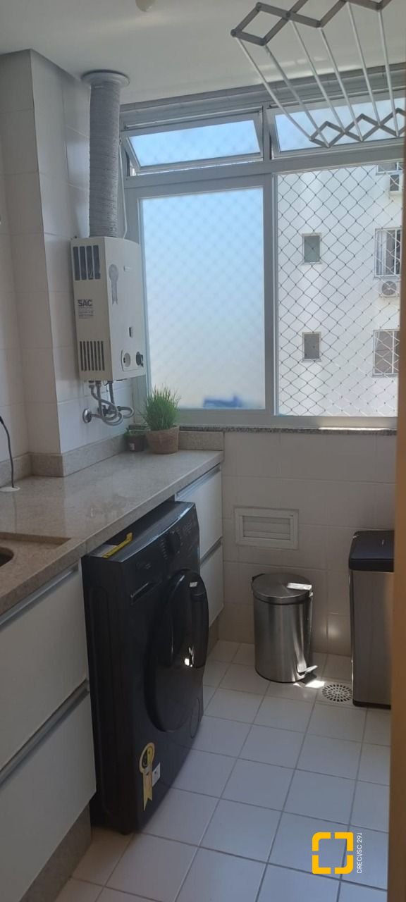 Apartamento com 108m², 5 quartos (sendo 1 suíte), 2 garagens, no bairro Beiramar em Florianópolis