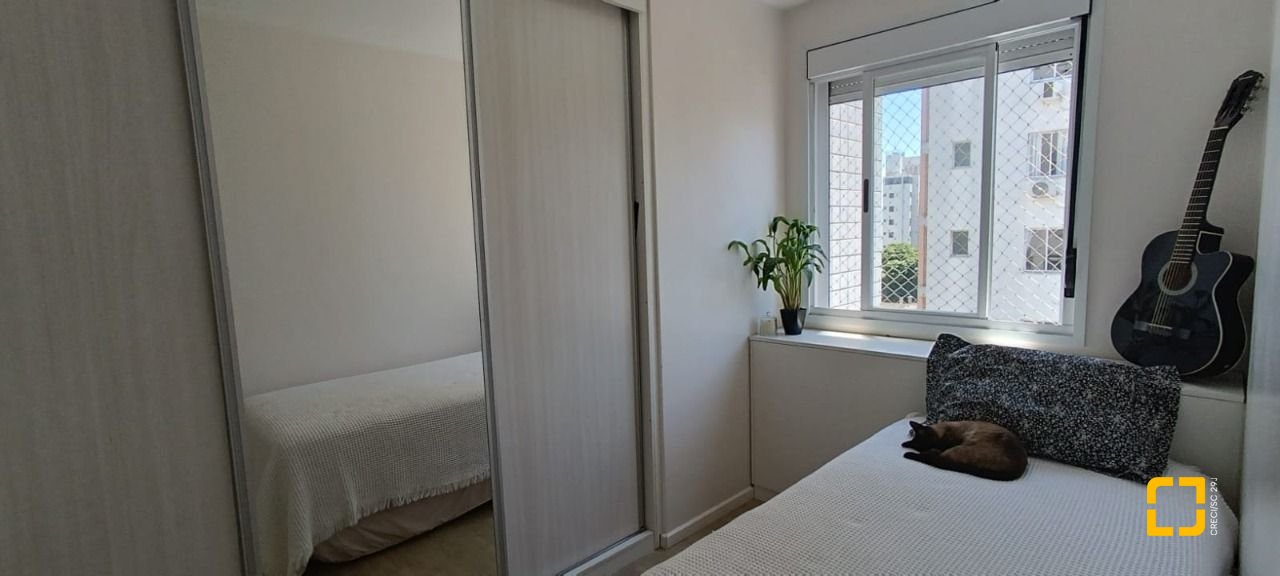 Apartamento com 108m², 5 quartos (sendo 1 suíte), 2 garagens, no bairro Beiramar em Florianópolis