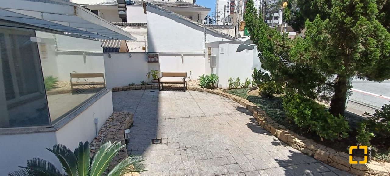 Apartamento com 108m², 5 quartos (sendo 1 suíte), 2 garagens, no bairro Beiramar em Florianópolis