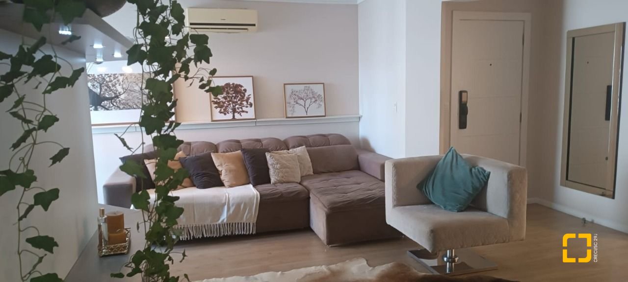 Apartamento com 108m², 5 quartos (sendo 1 suíte), 2 garagens, no bairro Beiramar em Florianópolis