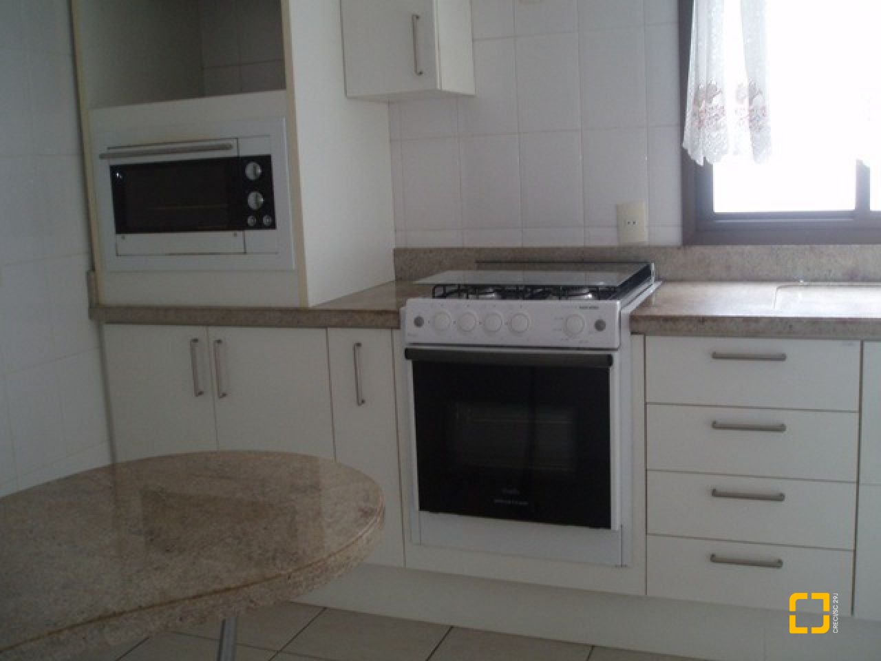 Apartamento com 110m², 4 quartos (sendo 1 suíte), 2 garagens, no bairro Centro em Florianópolis
