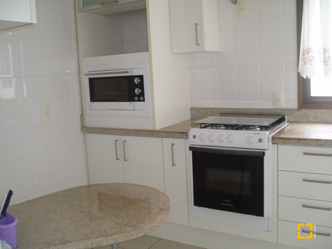 Apartamento com 110m², 4 quartos (sendo 1 suíte), 2 garagens, no bairro Centro em Florianópolis