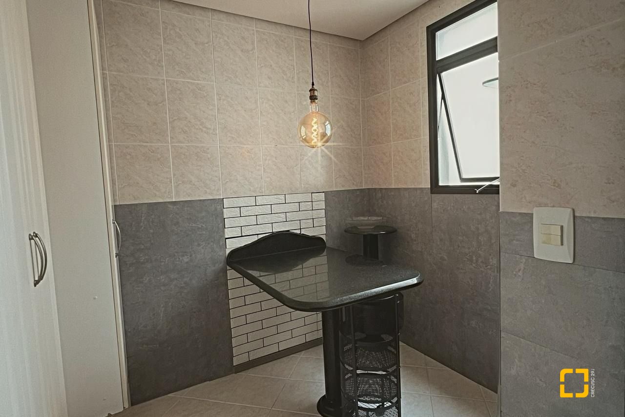 Apartamento com 93m², 4 quartos (sendo 1 suíte), 1 garagem, no bairro Centro em Florianópolis