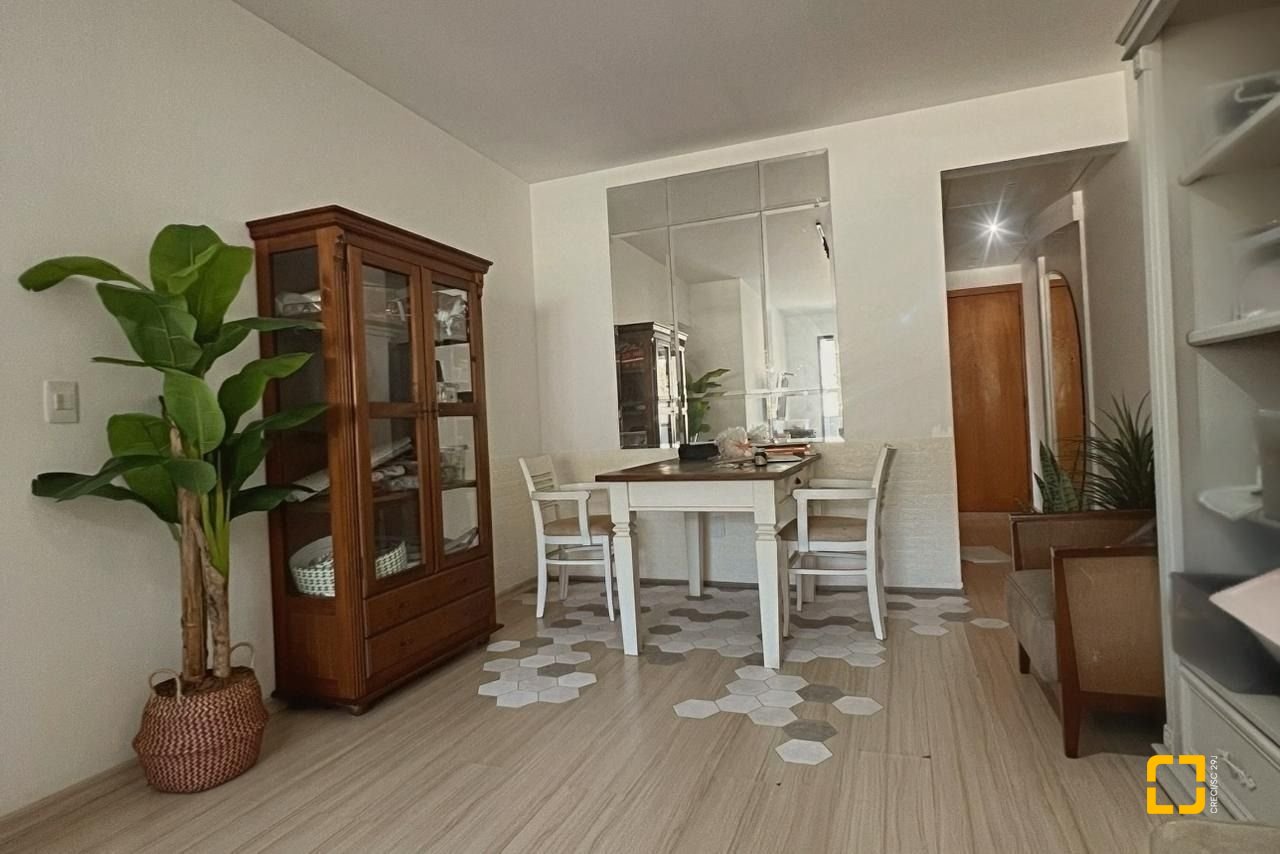 Apartamento com 93m², 4 quartos (sendo 1 suíte), 1 garagem, no bairro Centro em Florianópolis