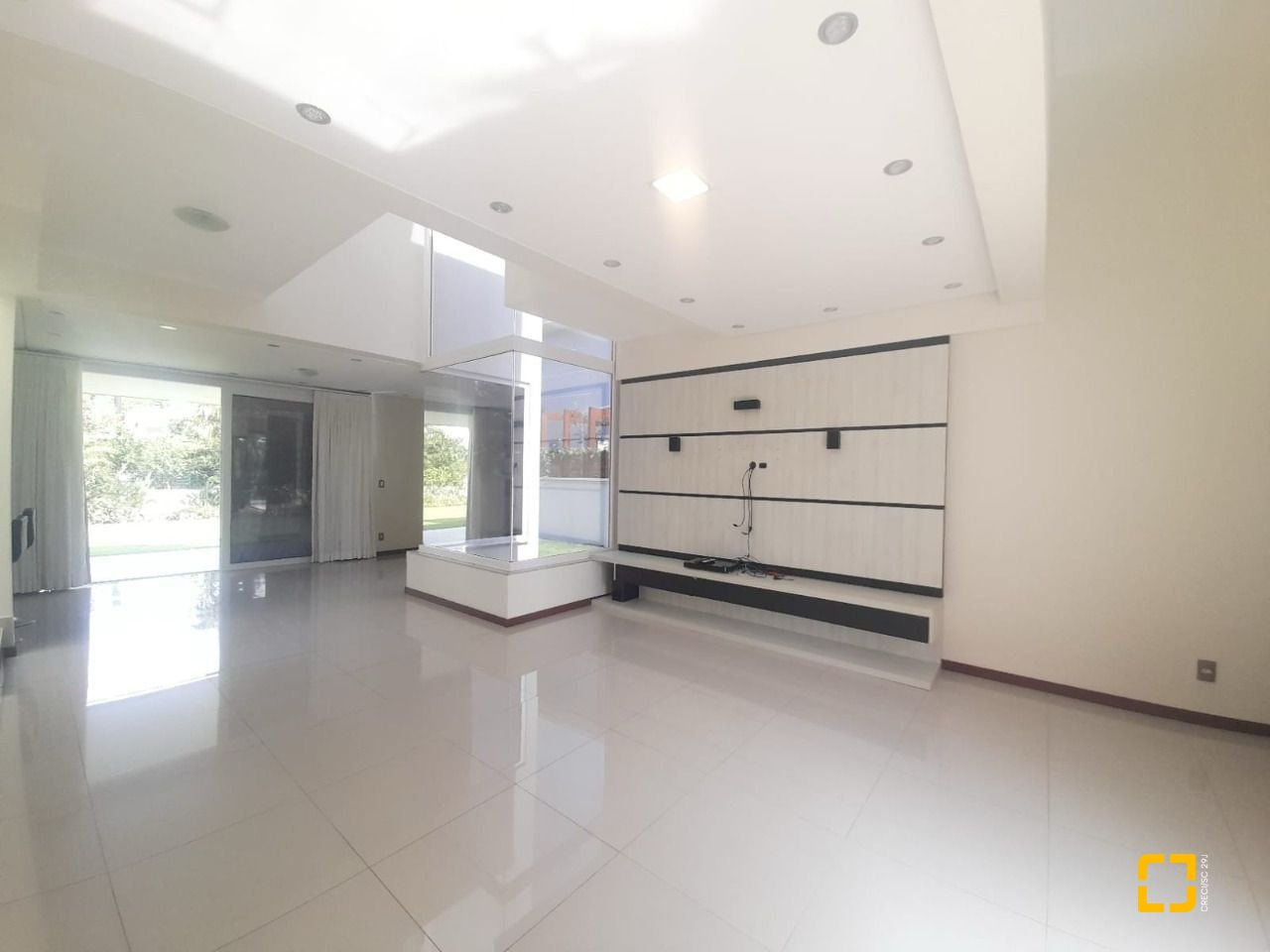 Casa com 259m², 6 quartos (sendo 3 suítes), 2 garagens, no bairro Campeche em Florianópolis