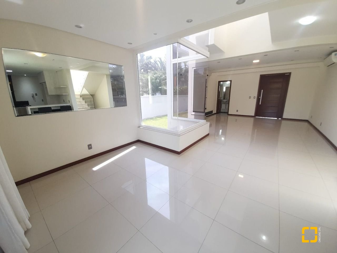 Casa com 259m², 6 quartos (sendo 3 suítes), 2 garagens, no bairro Campeche em Florianópolis
