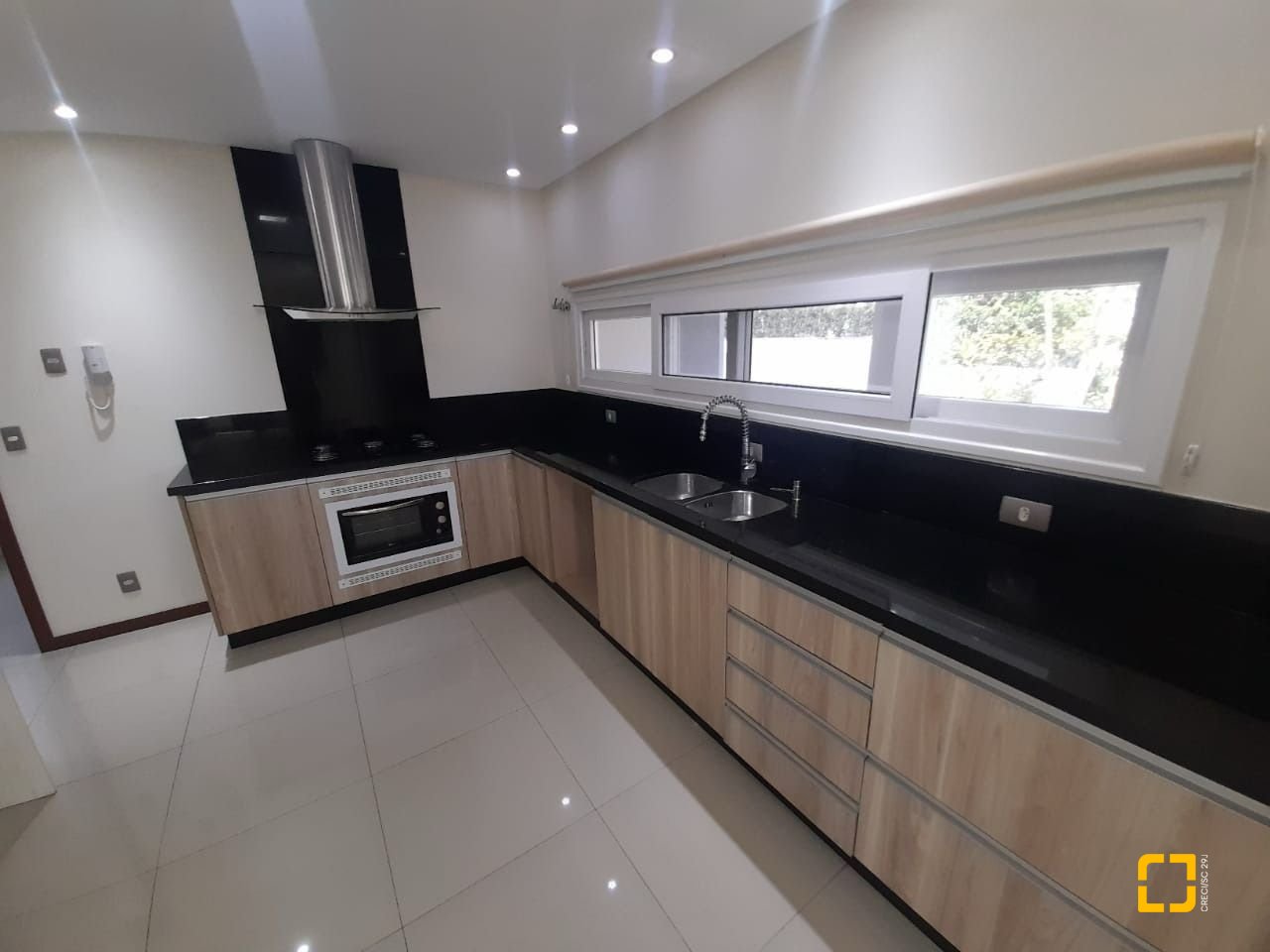 Casa com 259m², 6 quartos (sendo 3 suítes), 2 garagens, no bairro Campeche em Florianópolis