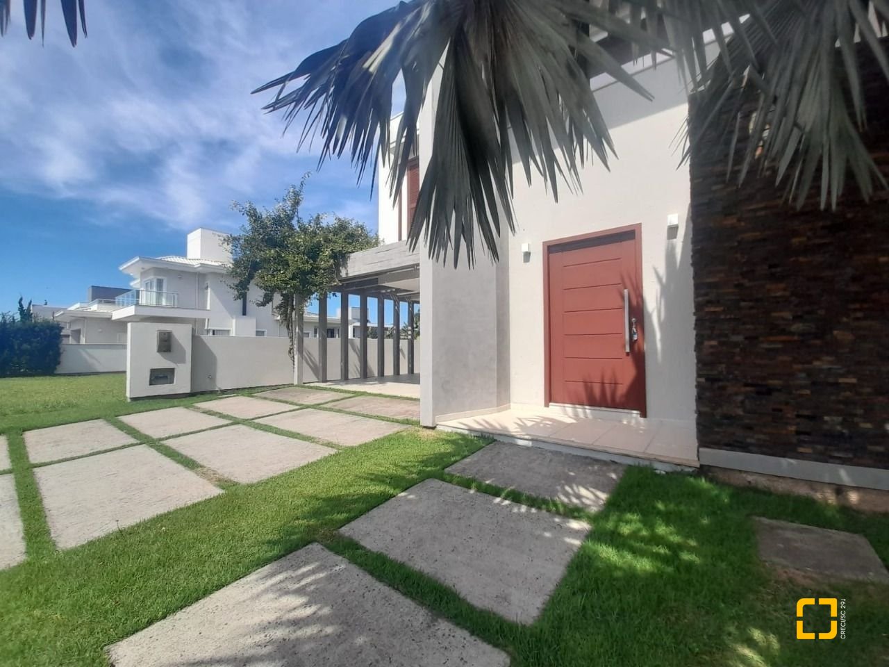 Casa com 259m², 6 quartos (sendo 3 suítes), 2 garagens, no bairro Campeche em Florianópolis