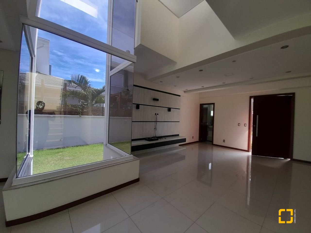 Casa com 259m², 6 quartos (sendo 3 suítes), 2 garagens, no bairro Campeche em Florianópolis
