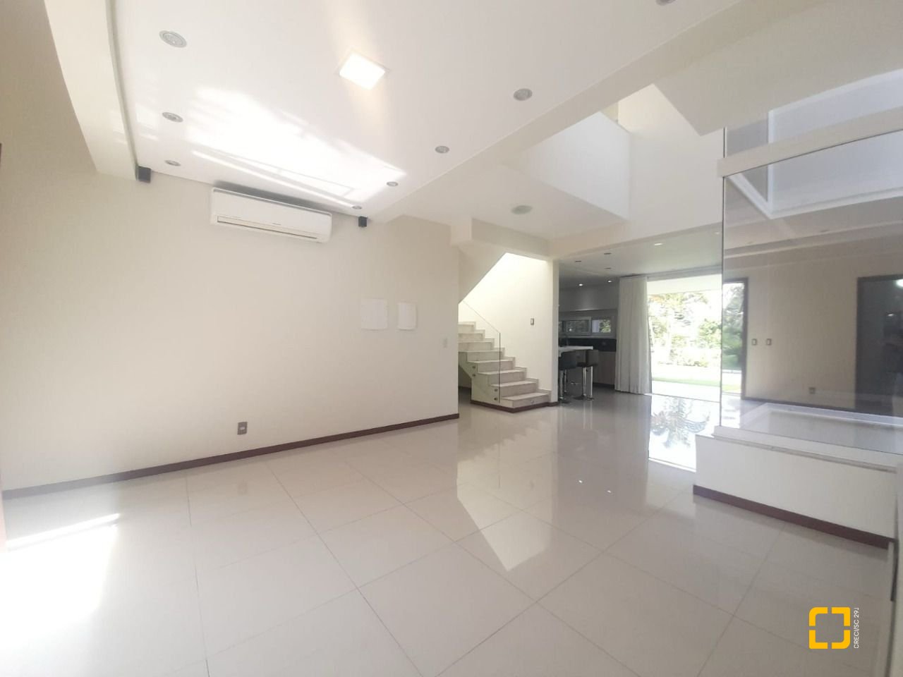 Casa com 259m², 6 quartos (sendo 3 suítes), 2 garagens, no bairro Campeche em Florianópolis