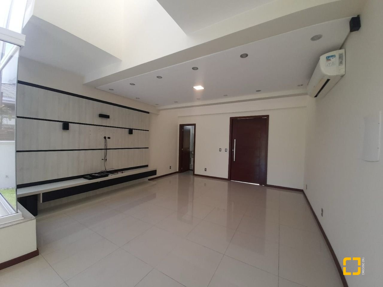 Casa com 259m², 6 quartos (sendo 3 suítes), 2 garagens, no bairro Campeche em Florianópolis