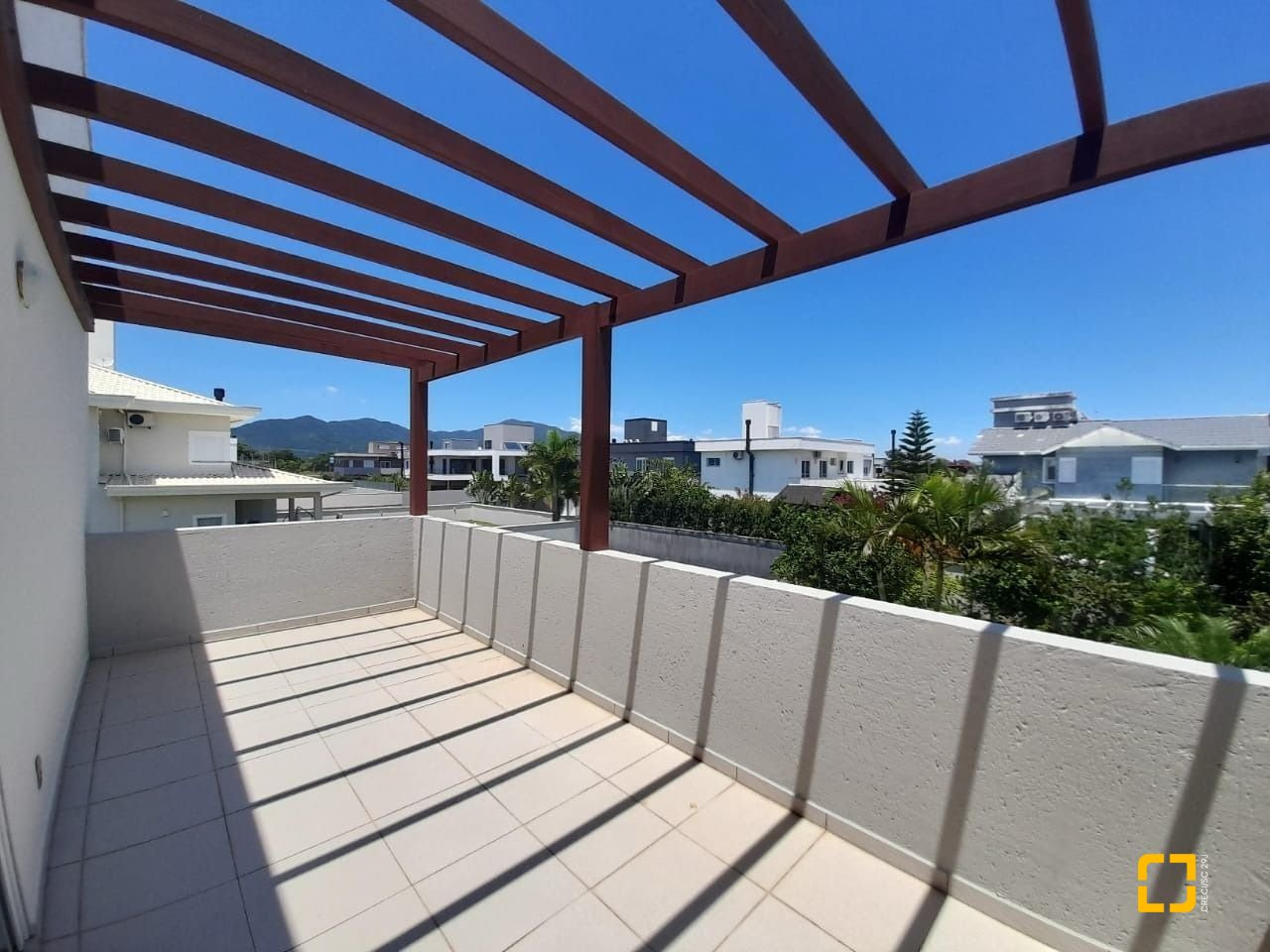 Casa com 259m², 6 quartos (sendo 3 suítes), 2 garagens, no bairro Campeche em Florianópolis