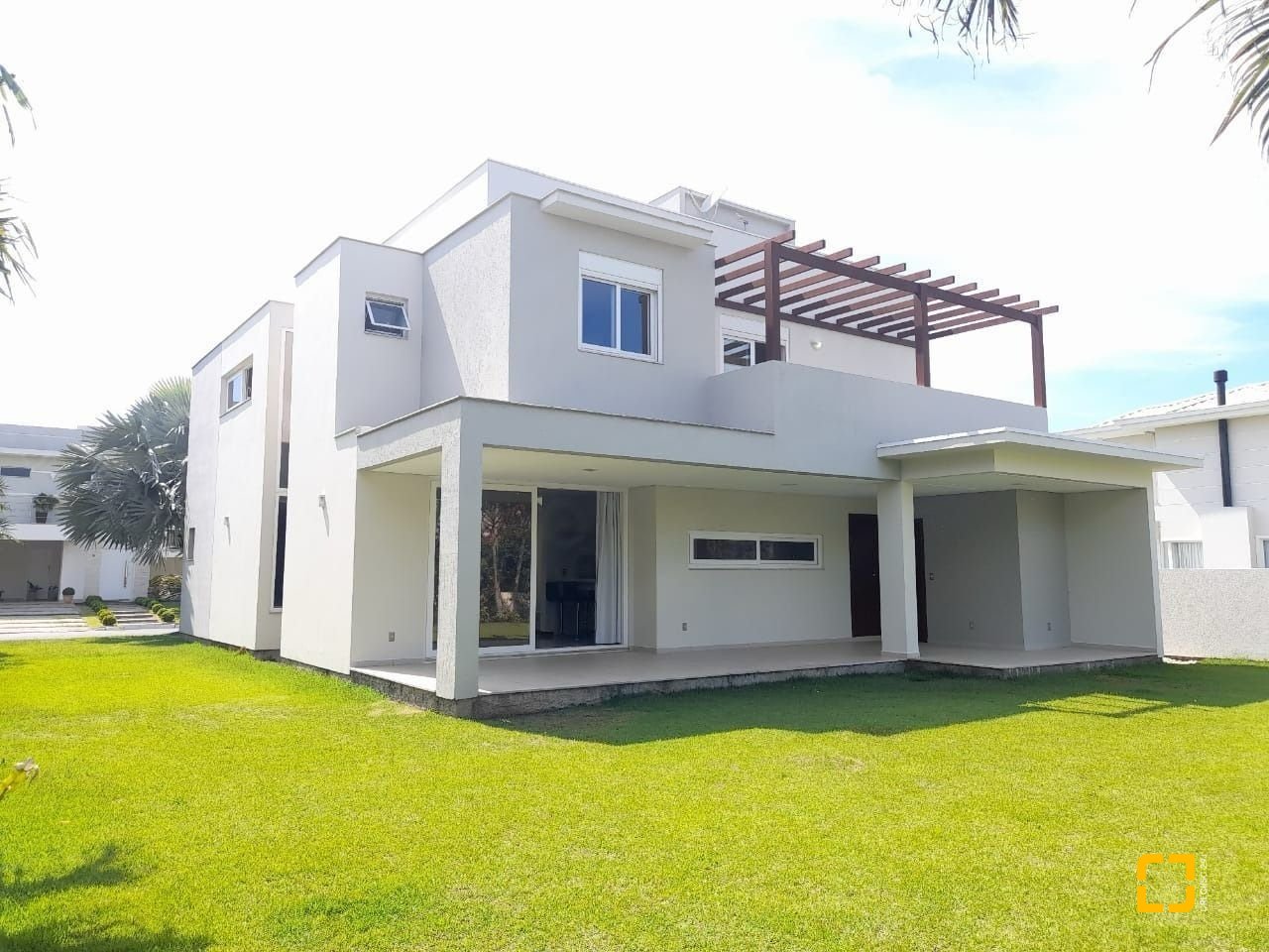 Casa com 259m², 6 quartos (sendo 3 suítes), 2 garagens, no bairro Campeche em Florianópolis