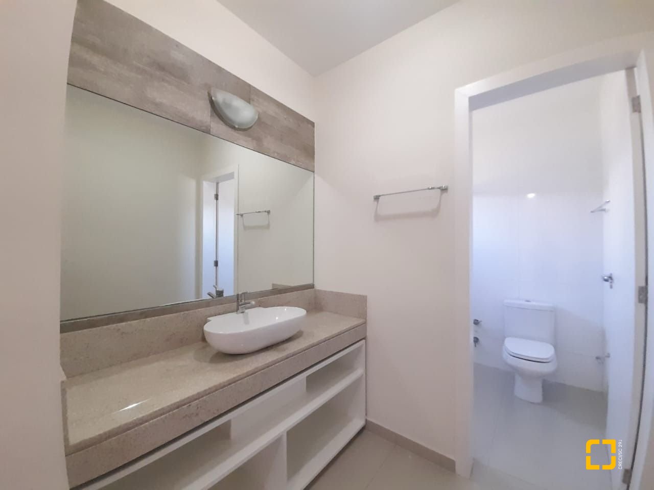 Casa com 259m², 6 quartos (sendo 3 suítes), 2 garagens, no bairro Campeche em Florianópolis