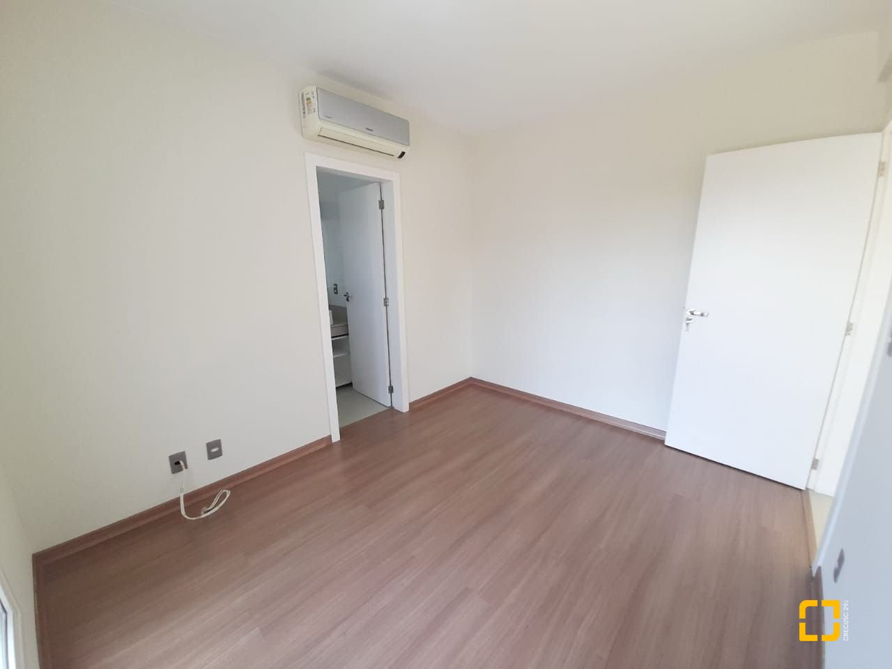 Casa com 259m², 6 quartos (sendo 3 suítes), 2 garagens, no bairro Campeche em Florianópolis