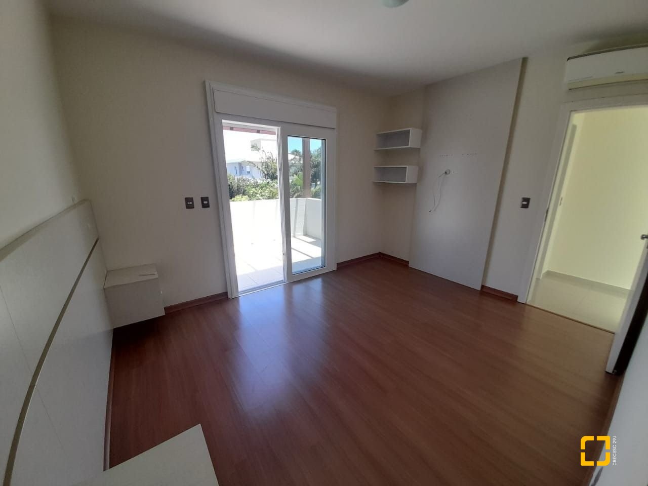 Casa com 259m², 6 quartos (sendo 3 suítes), 2 garagens, no bairro Campeche em Florianópolis