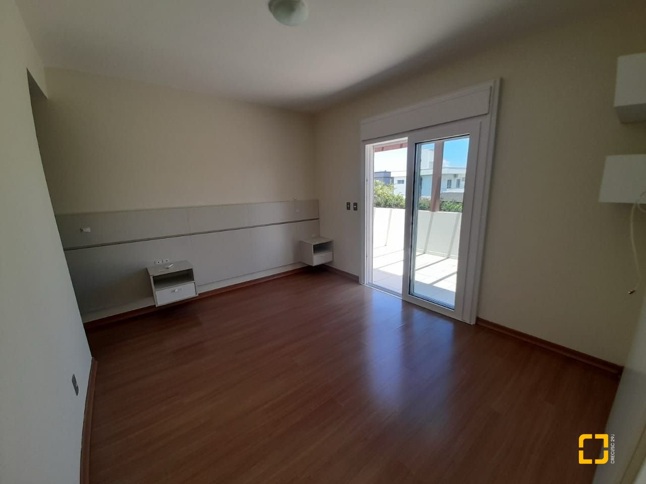 Casa com 259m², 6 quartos (sendo 3 suítes), 2 garagens, no bairro Campeche em Florianópolis