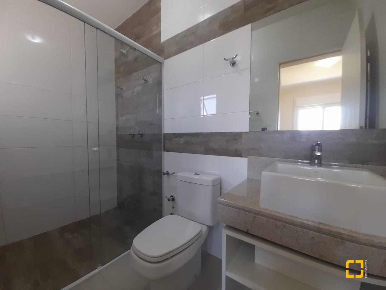 Casa com 259m², 6 quartos (sendo 3 suítes), 2 garagens, no bairro Campeche em Florianópolis