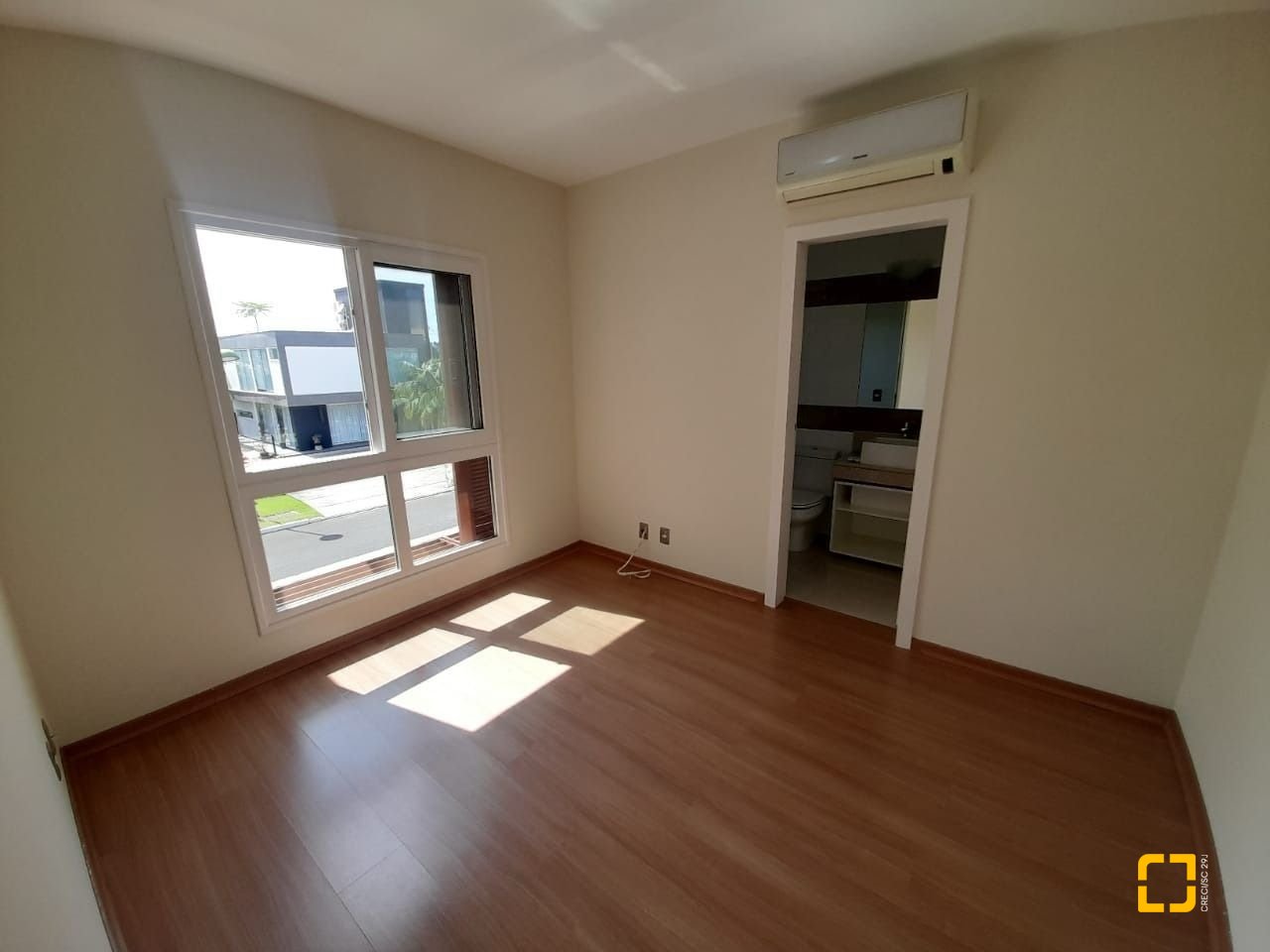 Casa com 259m², 6 quartos (sendo 3 suítes), 2 garagens, no bairro Campeche em Florianópolis
