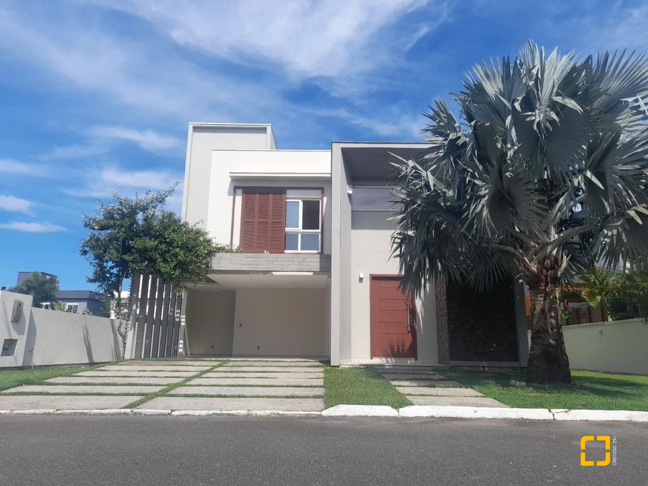 Casa com 259m², 6 quartos (sendo 3 suítes), 2 garagens, no bairro Campeche em Florianópolis