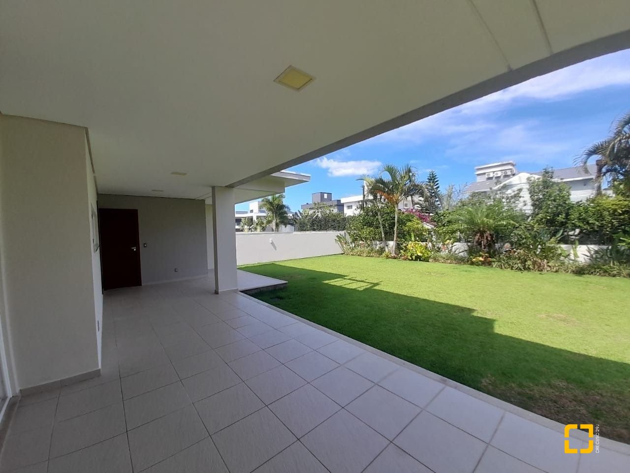 Casa com 259m², 6 quartos (sendo 3 suítes), 2 garagens, no bairro Campeche em Florianópolis