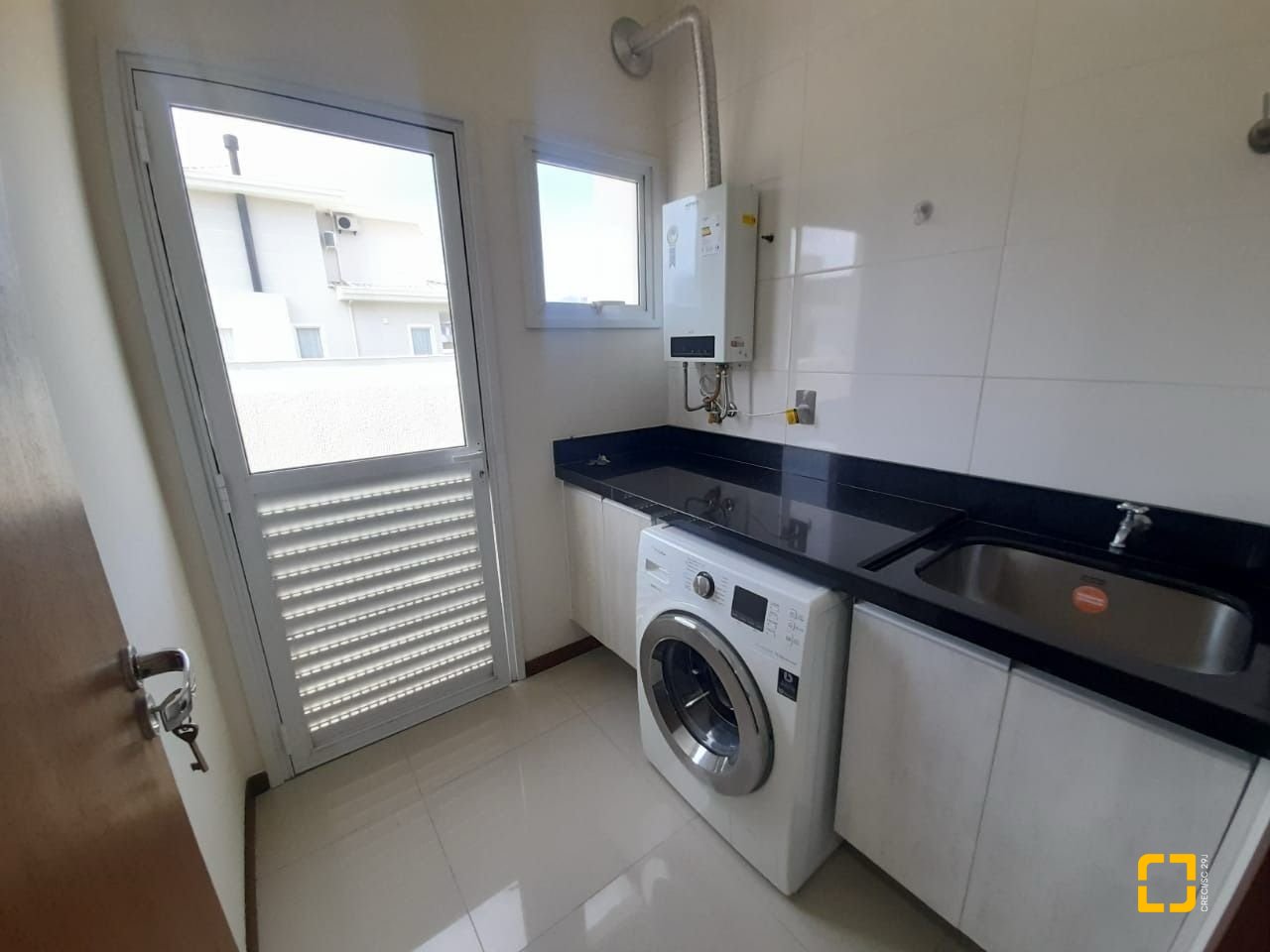 Casa com 259m², 6 quartos (sendo 3 suítes), 2 garagens, no bairro Campeche em Florianópolis