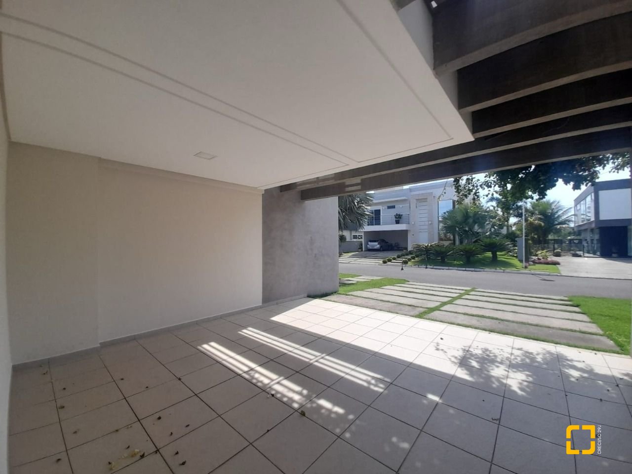 Casa com 259m², 6 quartos (sendo 3 suítes), 2 garagens, no bairro Campeche em Florianópolis