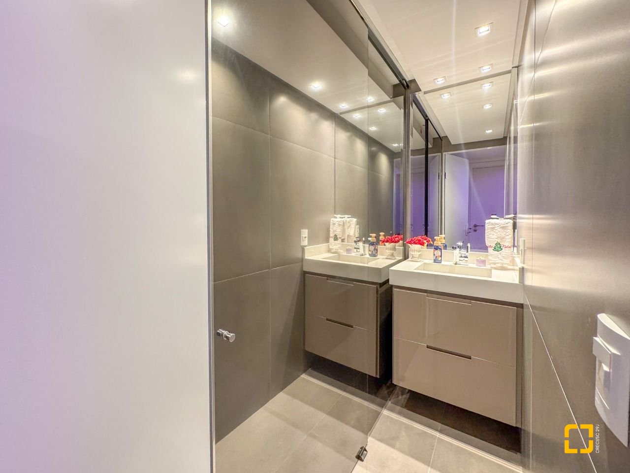 Apartamento com 68m², 3 quartos (sendo 1 suíte), 2 garagens, no bairro Itacorubi em Florianópolis
