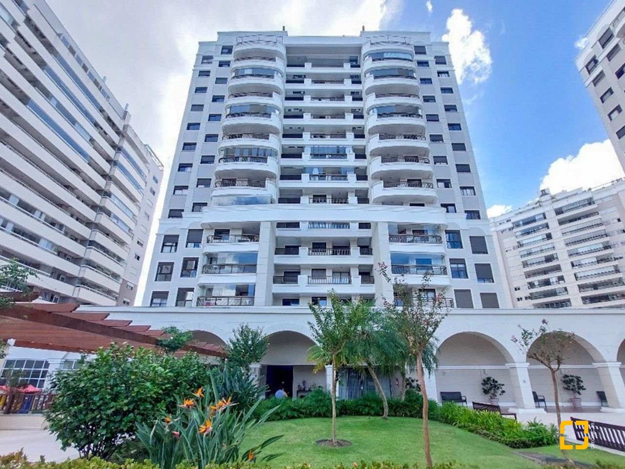 Apartamento com 68m², 3 quartos (sendo 1 suíte), 2 garagens, no bairro Itacorubi em Florianópolis
