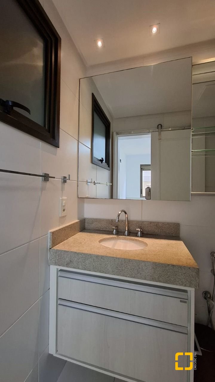 Apartamento com 131m², 4 quartos (sendo 2 suítes), 2 garagens, no bairro Trindade em Florianópolis