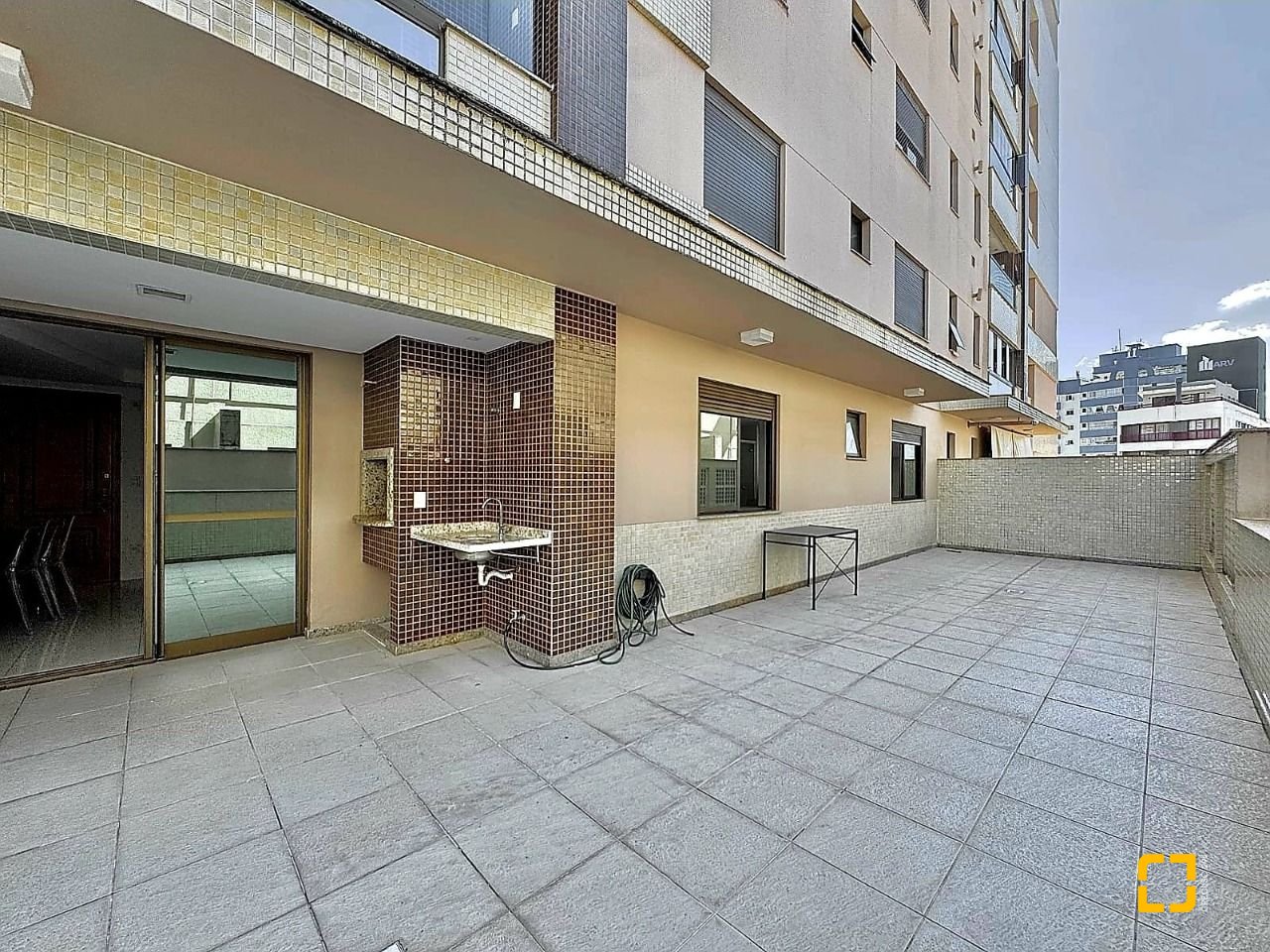 Apartamento com 131m², 4 quartos (sendo 2 suítes), 2 garagens, no bairro Trindade em Florianópolis
