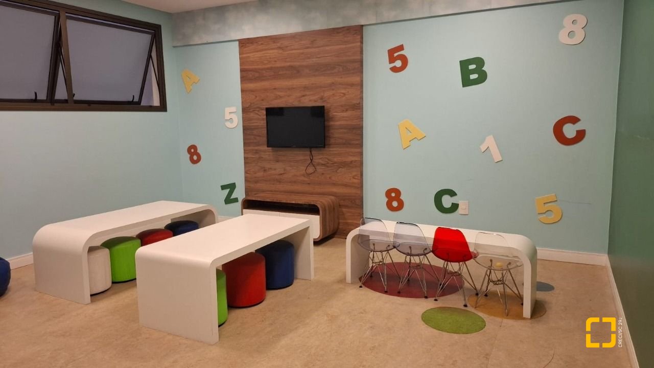 Apartamento com 131m², 4 quartos (sendo 2 suítes), 2 garagens, no bairro Trindade em Florianópolis
