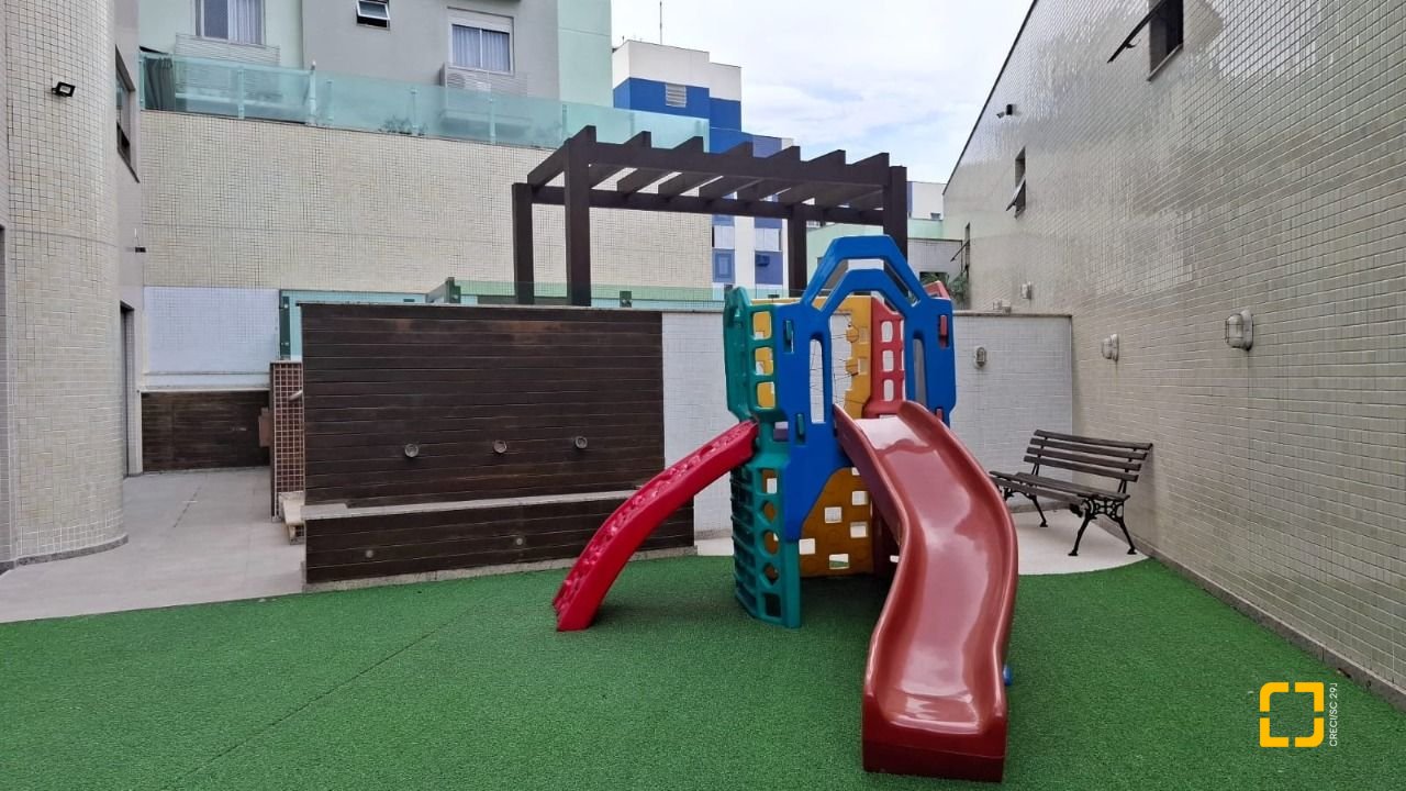 Apartamento com 131m², 4 quartos (sendo 2 suítes), 2 garagens, no bairro Trindade em Florianópolis