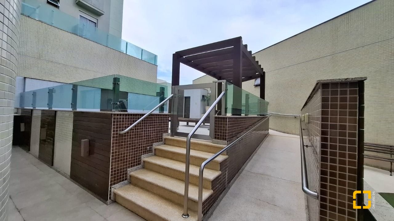 Apartamento com 131m², 4 quartos (sendo 2 suítes), 2 garagens, no bairro Trindade em Florianópolis